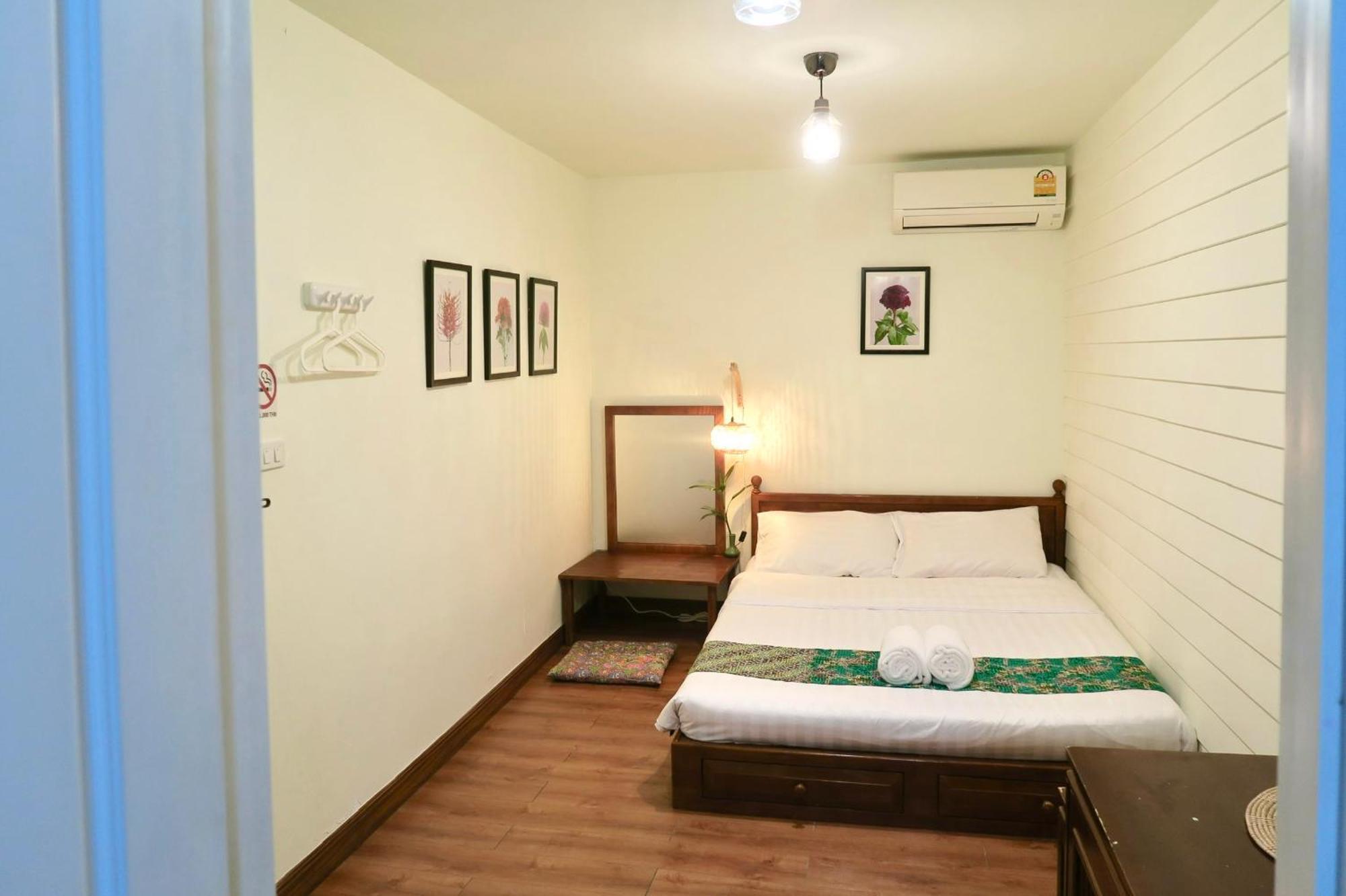 Les Fleurs Bangkok Hostel Exteriör bild